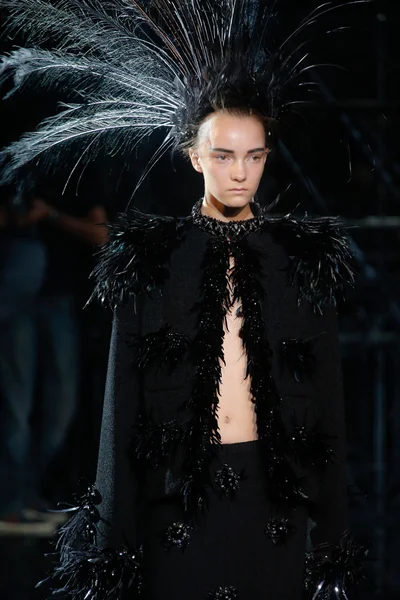 Look 100